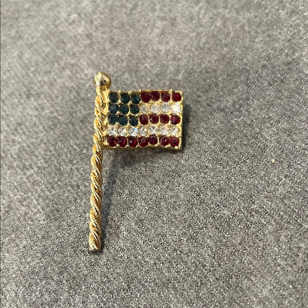 🌻3/$15 Goldtone Rhinestone US Flag Lapel Pin